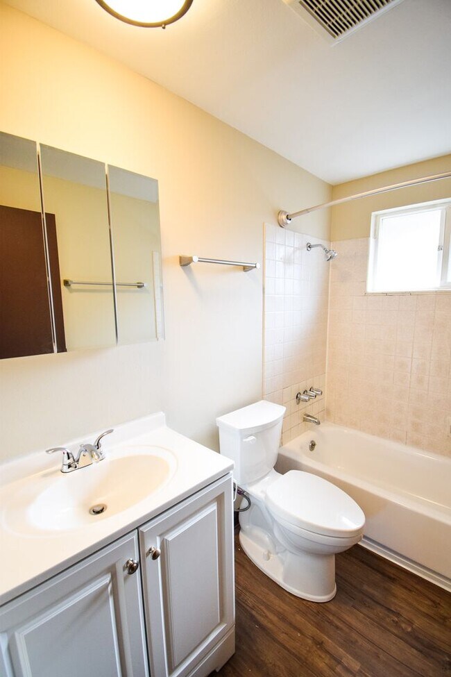 Building Photo - Bright and Spacious 2 Bed 1 Bath APT in NE...