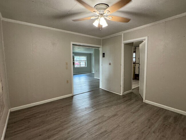 Building Photo - 304 N Rockingham Ave