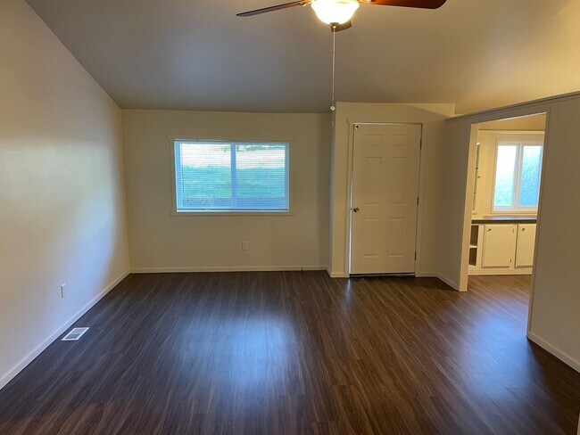 Building Photo - Lovely 3 Bedroom Home out of Town!