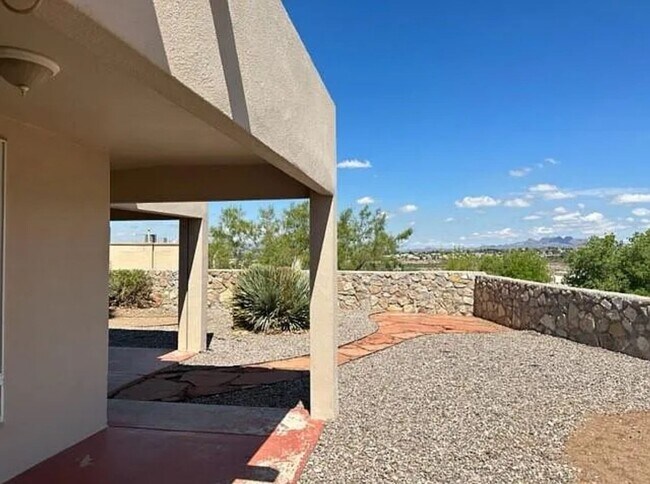 Building Photo - Adorable Towhhome Located off Foothills