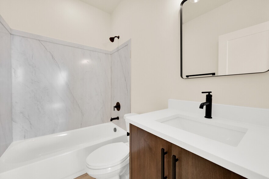 Full Bathroom - 1605 S 1100 W