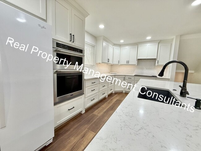 Building Photo - Spacious 4 Bedroom Home in Shawnee Mission!
