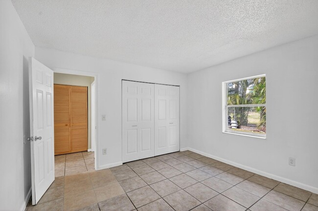 Building Photo - 4825 Serafica Dr