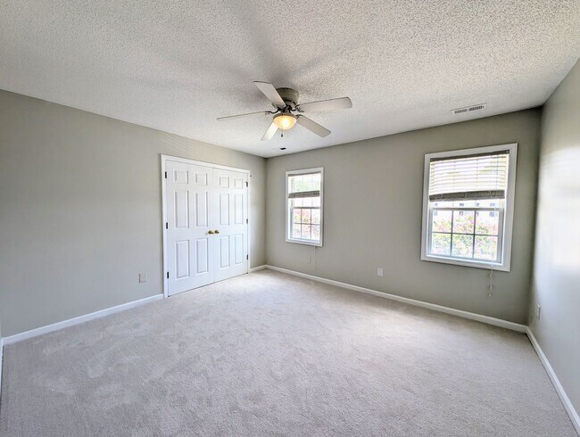Building Photo - Move-In Ready Townhome with Downstairs Pri...