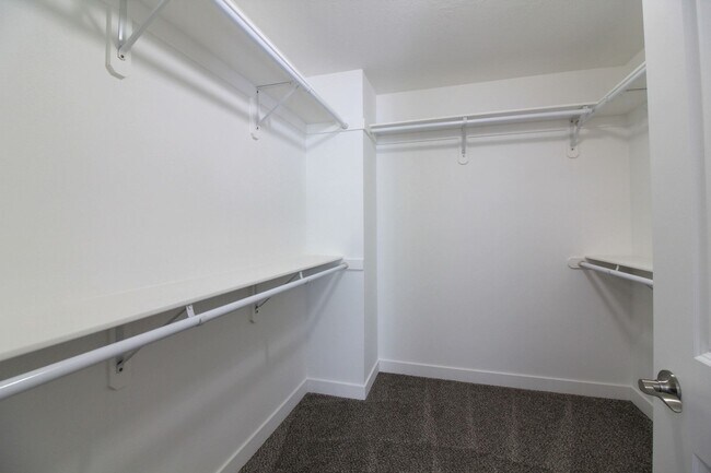 Building Photo - 3 Bedroom, 2.5 Bath + Flex Room Townhome in Kennewick