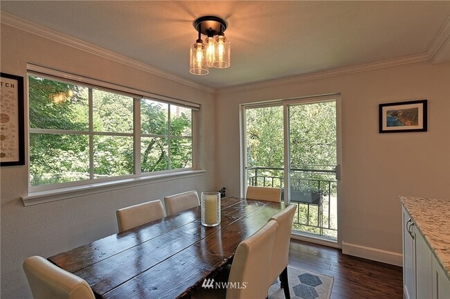 Building Photo - Fremont – Updated 2 Bedroom / 1 Bath Condo...