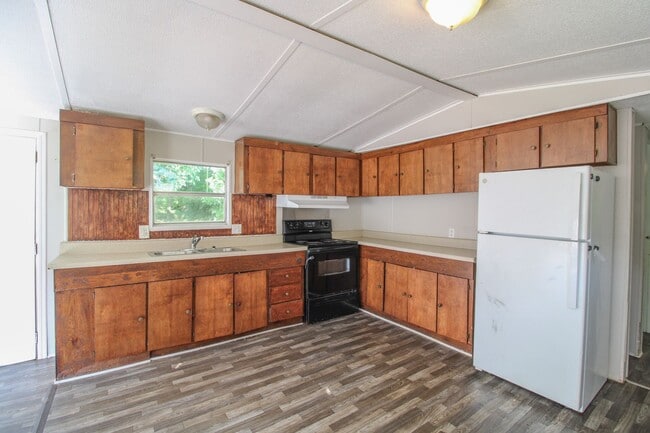 Building Photo - Enjoy the charm of country living!