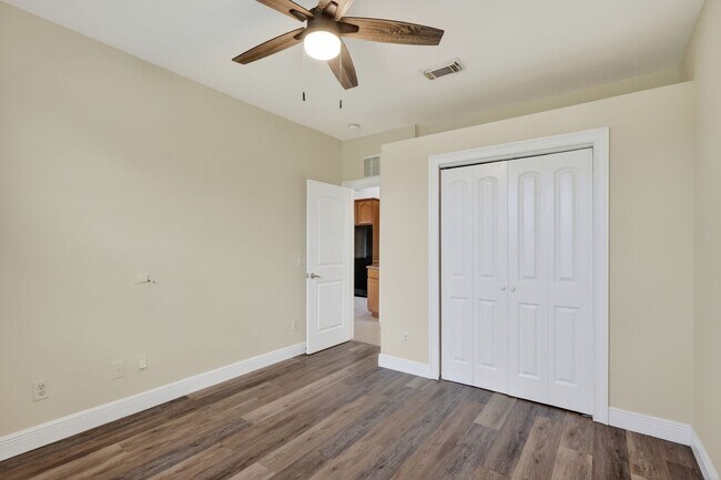 Building Photo - Large and Clean home on a corner lot. 3 Be...