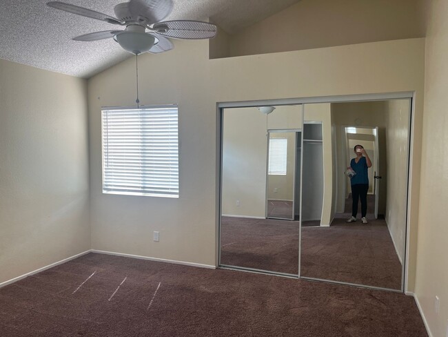 Building Photo - 2BD/ 3BTH TOWNHOUSE EAST PALMDALE