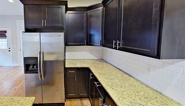 Building Photo - Polished Jefferson Park home with big front & backyards