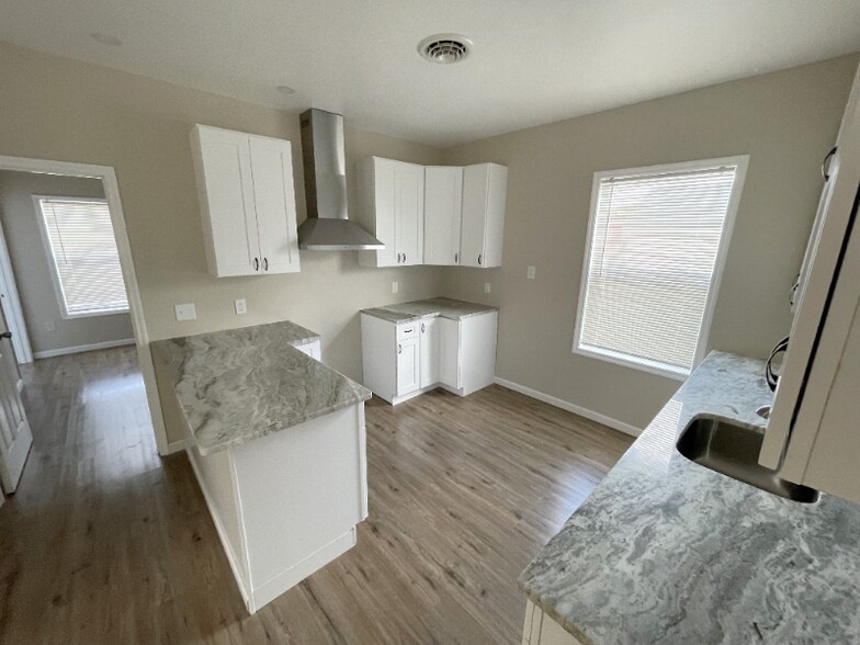 Building Photo - 1222 6th Ave