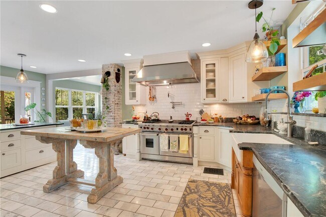 Building Photo - Queen Anne Victorian Estate