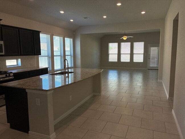 Building Photo - 4BR/3BA House • In-Unit W/D • Attached Garage  • Backyard in San Antonio