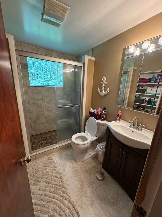 Building Photo - Spacious Split Level in Baldwin for Rent- ...