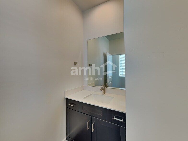 Building Photo - 6750 W Spriggel St