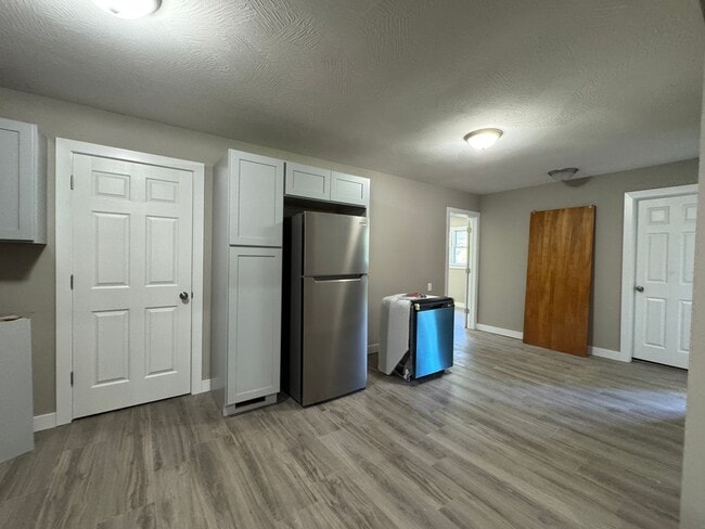 Building Photo - Charming 5 Bedroom off of South National Ave