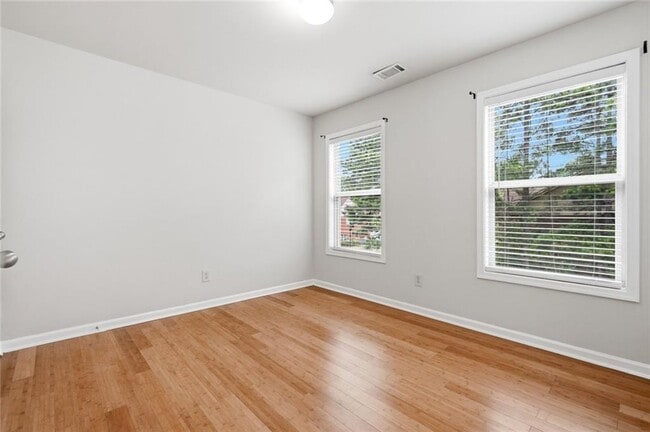 Building Photo - 6199 Thorncrest Dr