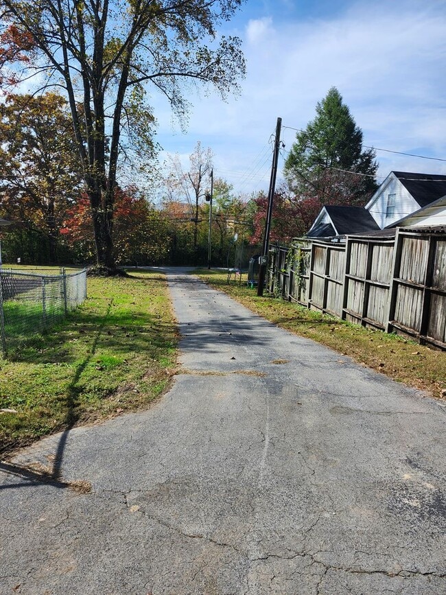 Building Photo - Wonderful 2 Bedroom 1 Bath home in Hixson, TN