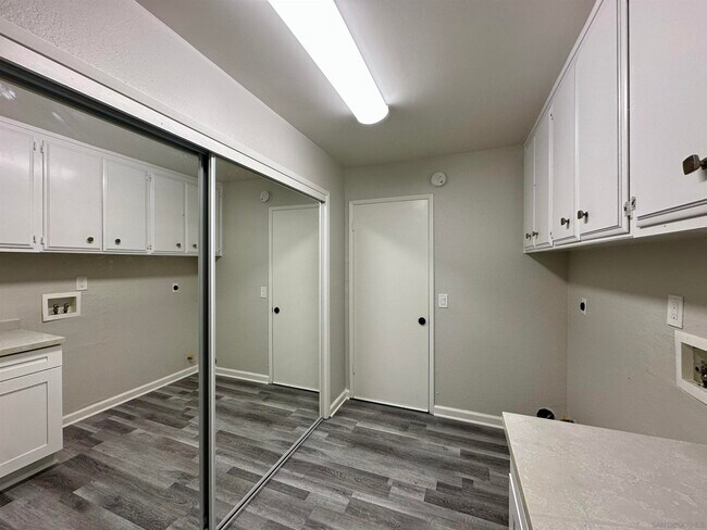 Building Photo - 6920 Country Club Dr