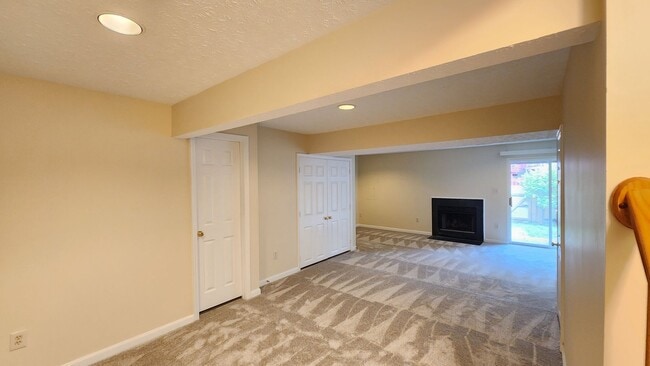 Building Photo - Kingstowne Townhome with Deck and Fenced Yard