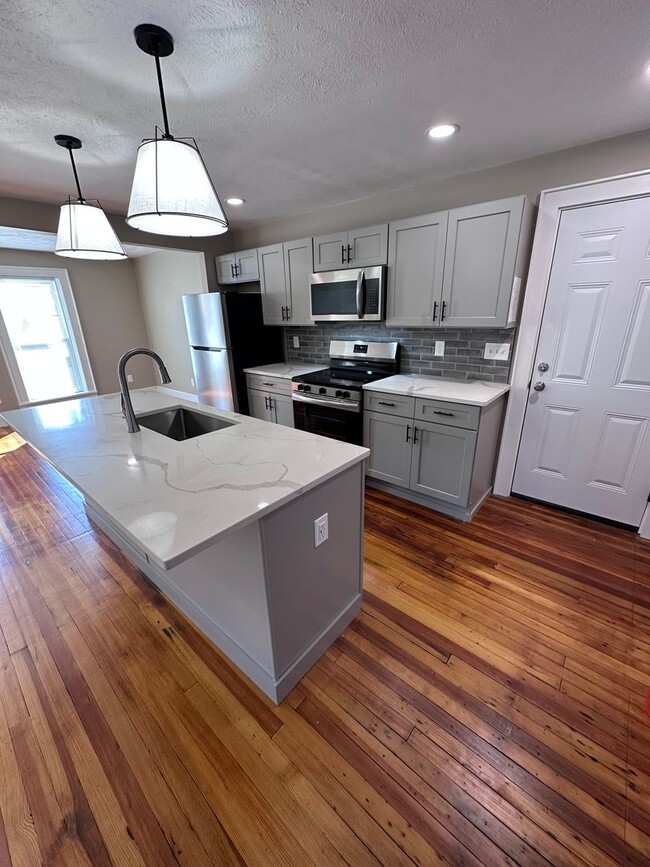 Building Photo - Village of Manlius 1 bedroom/ 1 full bathroom Apartment - Sign for just $1,000