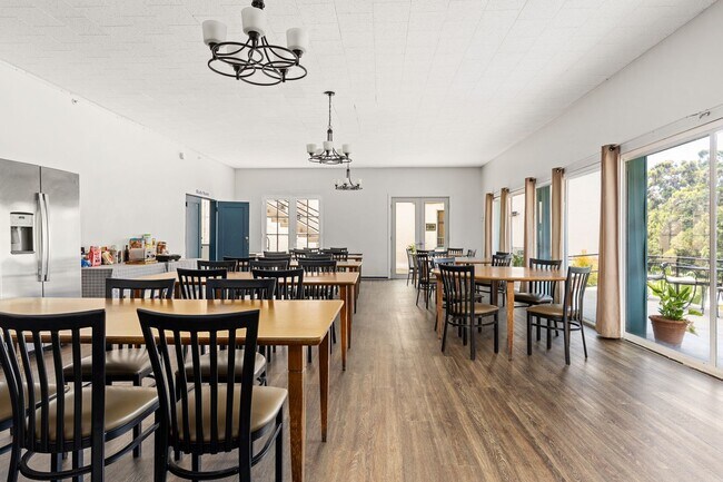 Building Photo - 832 Hilgard Ave