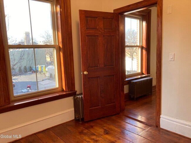 Building Photo - 162 4th St