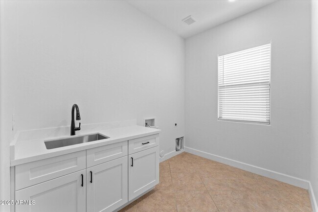 Building Photo - 3557 S Halsted Ct