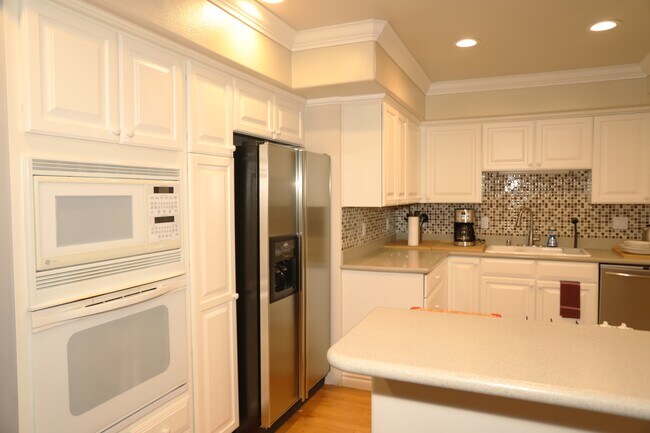 Building Photo - 3059 Bellevue Way NE