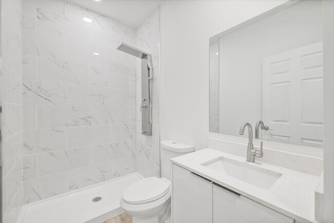 Building Photo - 751 Clancy St E