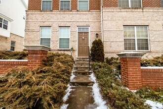 Building Photo - Beautiful 4-Bed, 3.5-Bath End Unit Townhom...