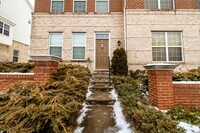 Building Photo - Beautiful 4-Bed, 3.5-Bath End Unit Townhom...