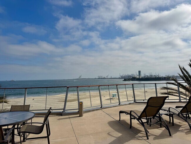 Building Photo - Gorgeous 3 Bed, 2 Bath Unit with Ocean Views