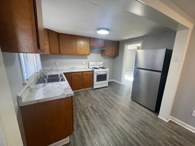 Building Photo - Updated 2 Bedroom House W/ Fenced Yard and...