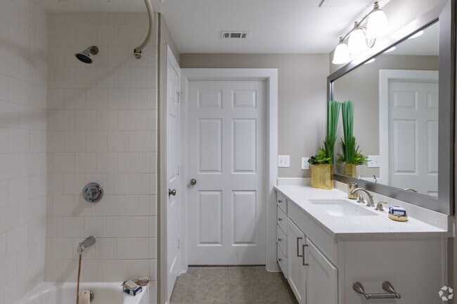 Building Photo - Spacious Floor Plans & Premium Amenities Await