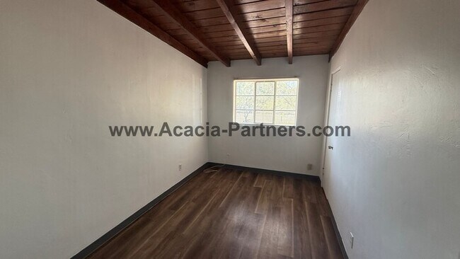 Building Photo - Great Central Home on Large Lot