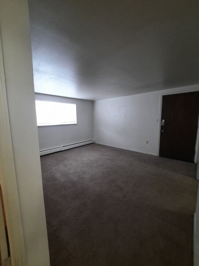 Building Photo - Now Leasing: Updated 2BR in Golden 4-Plex ...