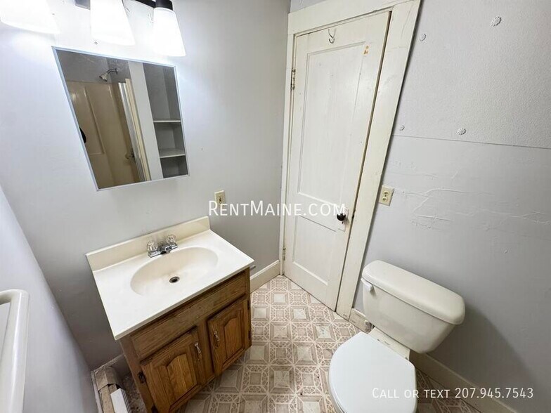 Building Photo - 232 Center St