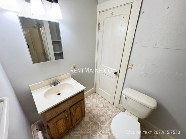 Building Photo - 232 Center St