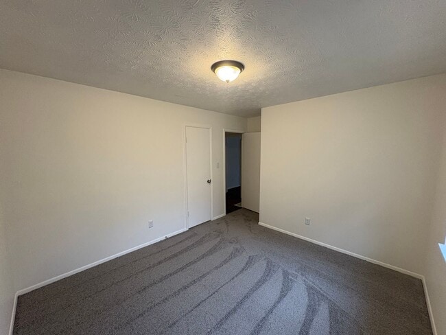 Building Photo - For rent