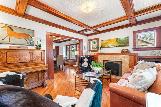 Building Photo - LOCATION LOCATION!! Stunning home located ...