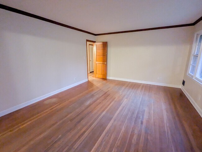 Building Photo - 2019 Bramblewood Dr NE