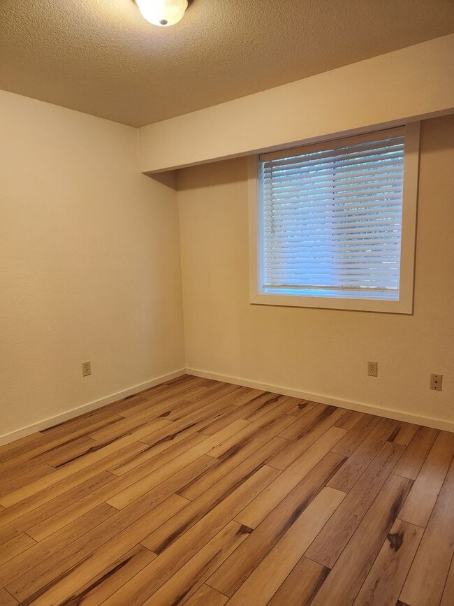 Building Photo - 3 Bedroom Rambler