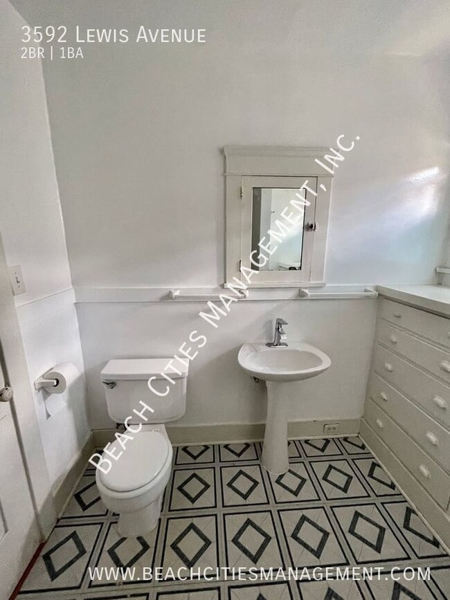 Building Photo - 3592 Lewis Ave