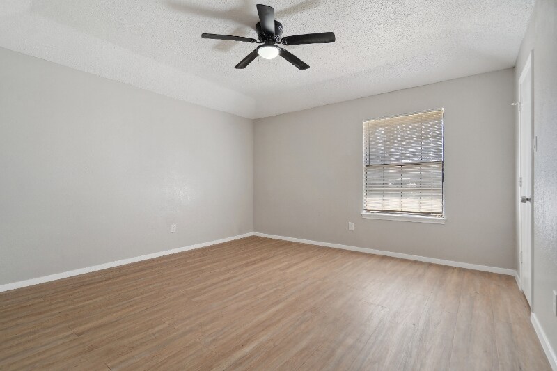 Building Photo - 2804 S Meadow Dr