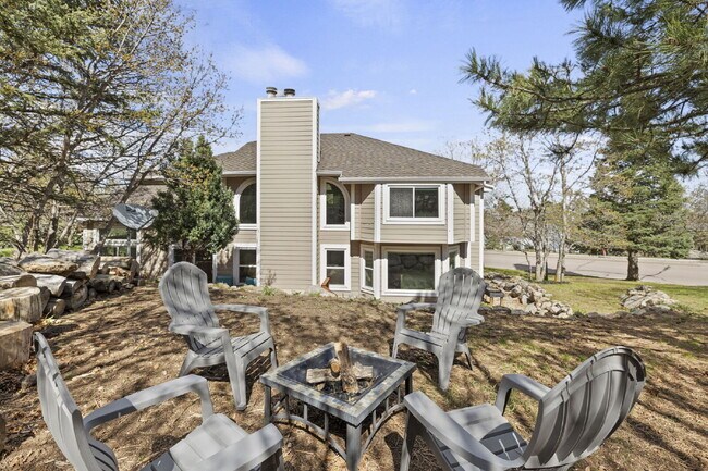 Building Photo - Spacious 6-Bedroom Broadmoor Rental with M...
