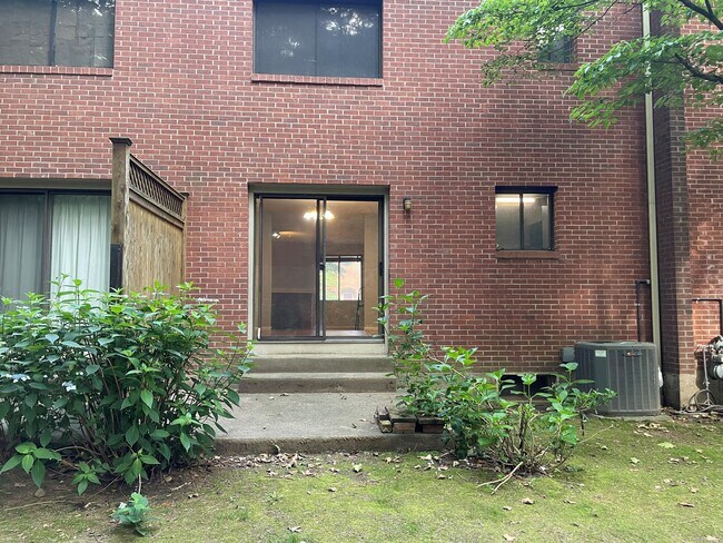 Building Photo - 465 Mix Ave