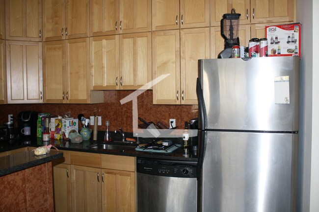 Building Photo - Washington Sq. Location. 3 Full Bathrooms, Porch, Central Heat/AC