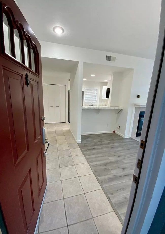Building Photo - Fabulous Canyon Meadows Condo - Move-In Re...