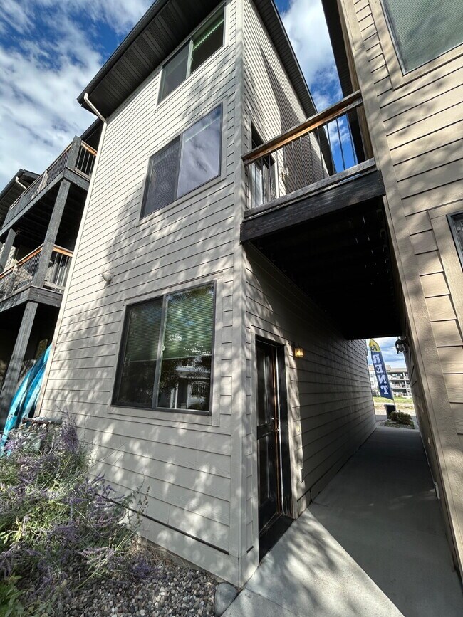 Building Photo - Upgraded 2 Bed, 1.5 Bath Townhouse with St...